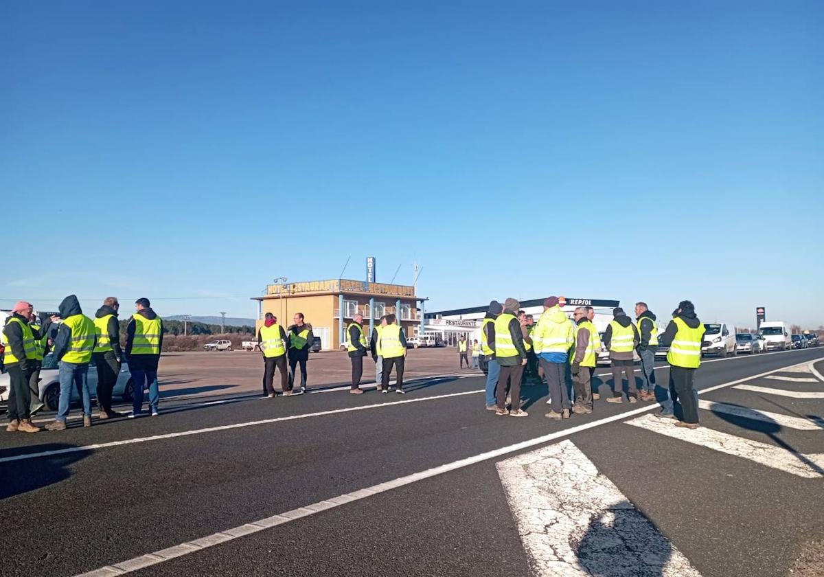 Cortes intermitentes en la N-232: los agricultores de Rioja Baja siguen en las carreteras