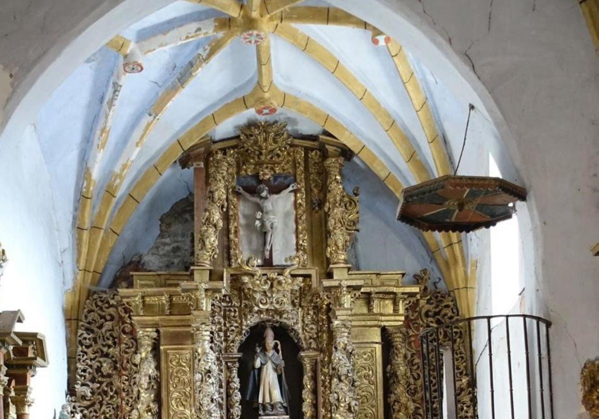 Parte superior del retablo, con la columna de la izquierda suelta.