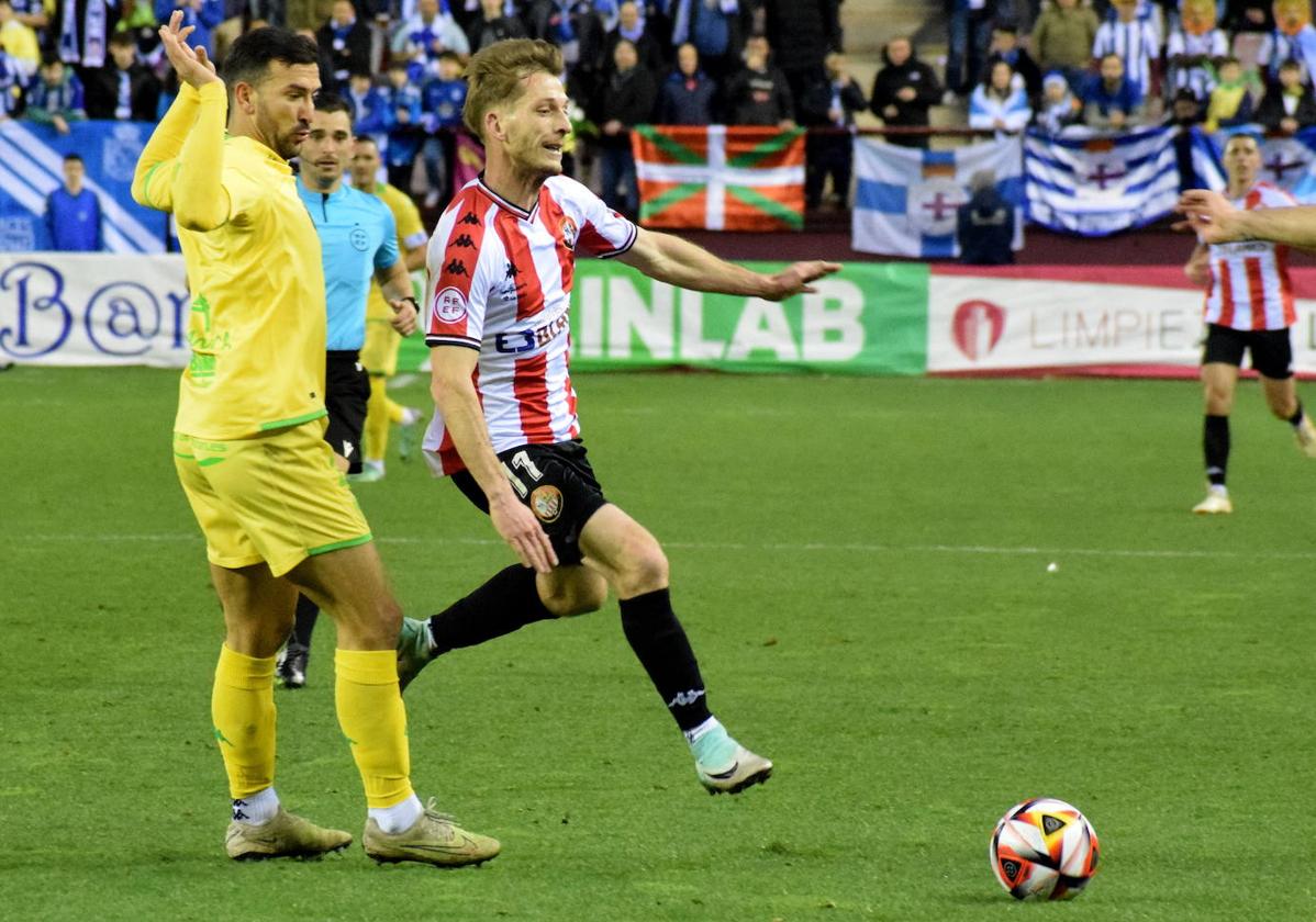 Schmerböck intenta llevarse el balón en el partido ante el Dépor.