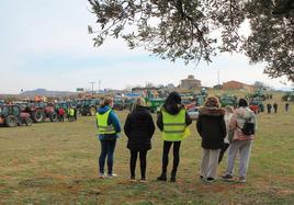 Varias agricultoras de San Asensio observan mientras los tractores se organizan para formar el mosaico.