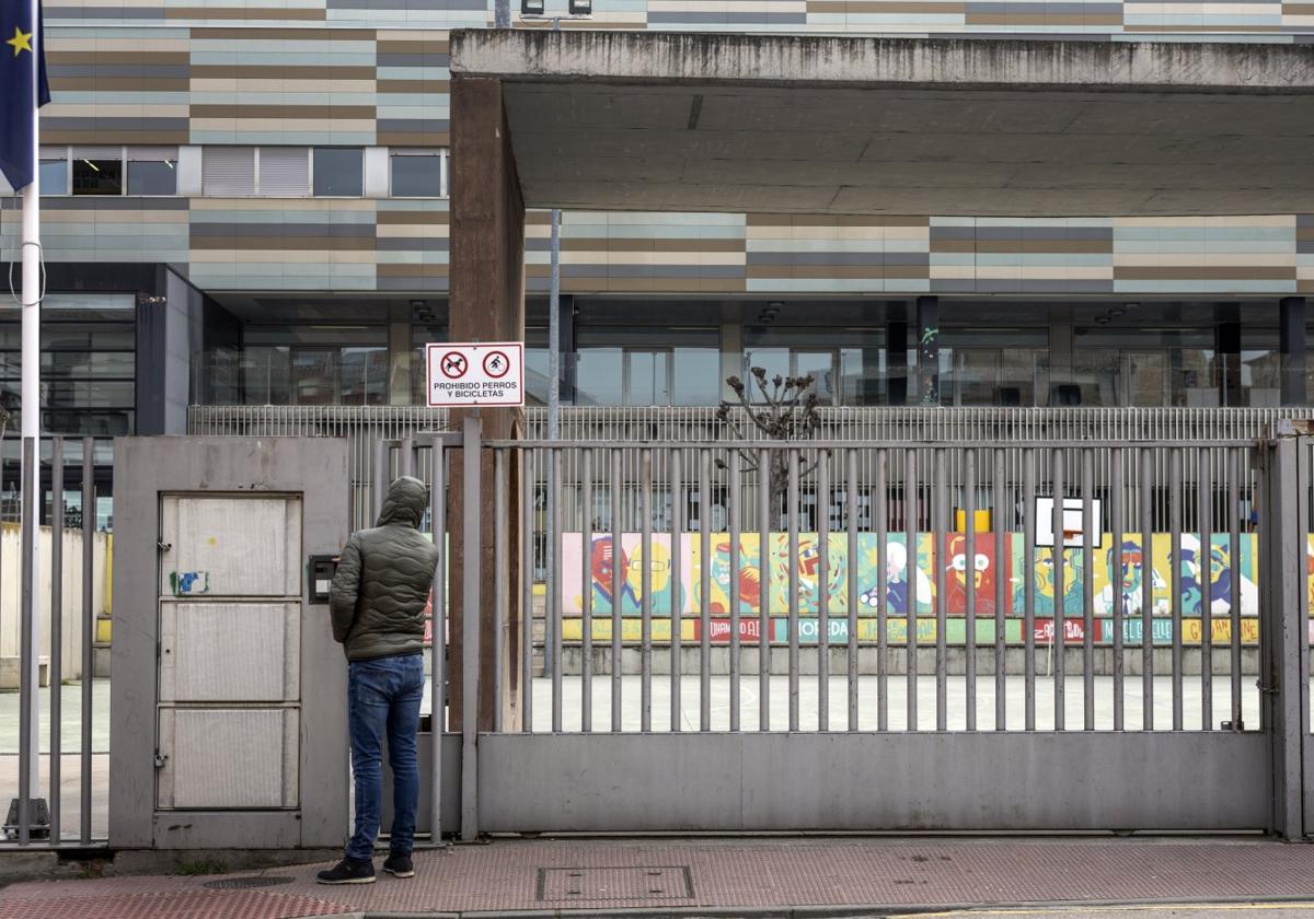 Un hombre intenta entrar, ayer, pasadas las 11.00 horas, en el CEIP Avelina Cortázar, cerrado.