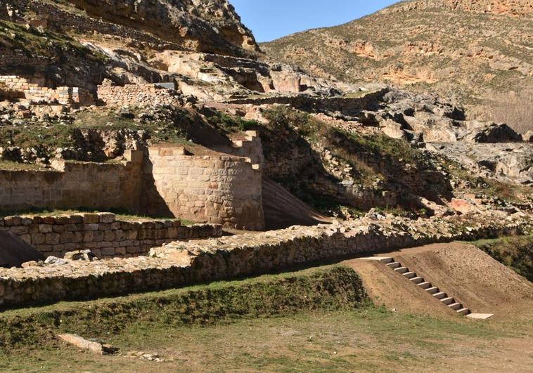 Cuarta torre de la muralla romana restaurada el año pasado y escaleras de acceso para ver este espacio defensivo.