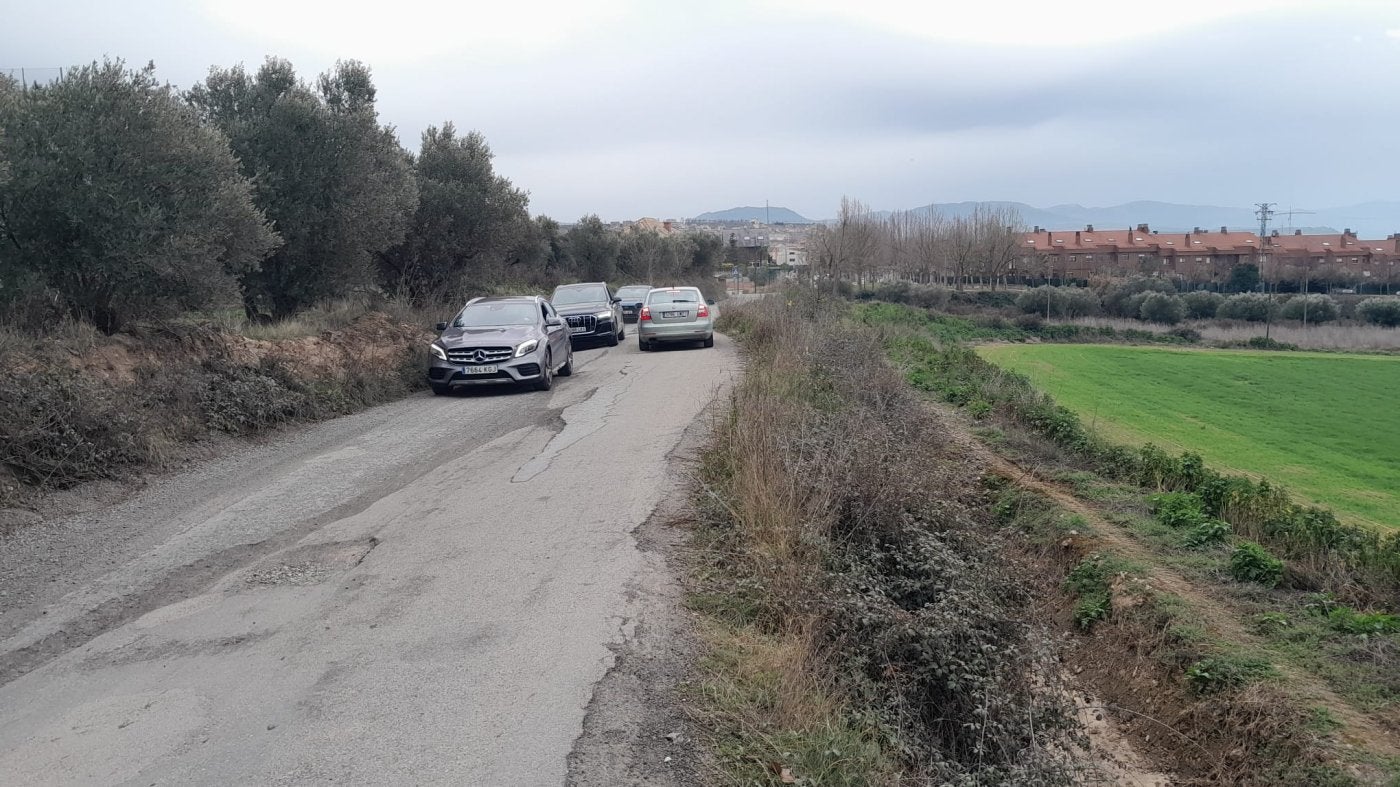 El camino de la gravera soporta un intenso tráfico todos los días, sin apenas espacio para los vehículos.