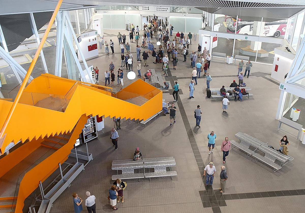 Sala de espera de la estación, en una imagen de archivo en la que aparecen mezclados viajeros y curiosos.