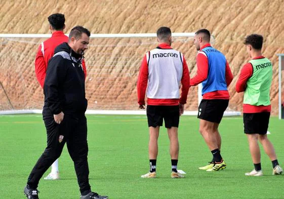 Diego Martínez, durante un entrenamiento de su equipo.