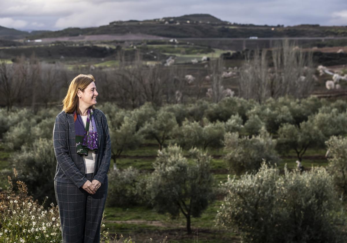 Noemí Manzanos posa en la Grajera, cerca de la bodega institucional.