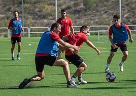 Andoni Ugarte presiona a Álex Arias. fernando díaz