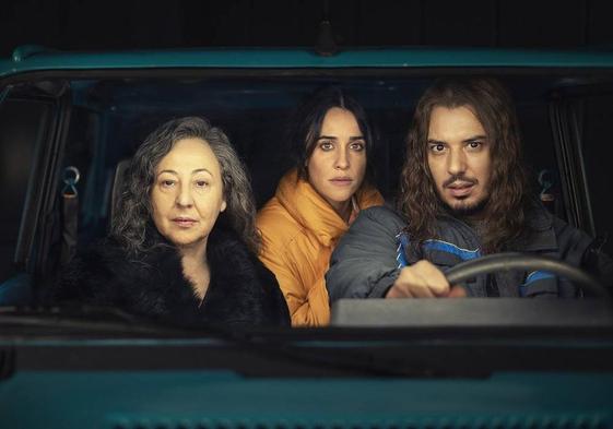 Carmen Machi, Macarena García y Santi Marín, en 'Nuestros actos ocultos'.