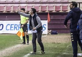 Aitor Larrazabal da instrucciones a sus hombres en un partido disputado en el Municipal de Las Gaunas.