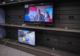 Estantes de televisiones semivacíos en una tienda de Logroño.