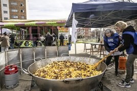 Preparando la caldereta, de la que se sirvieron unas 1.500 raciones.