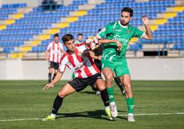 Miceli pugna por el balón con el catalán Toni Arranz.