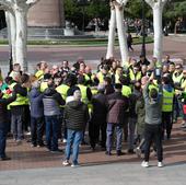 Un centenar de 'chalecos amarillos' homenajean al ganadero de San Millán