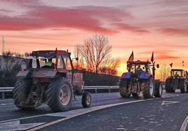 Imagen de los tractores riojanos en la carretera estos días.