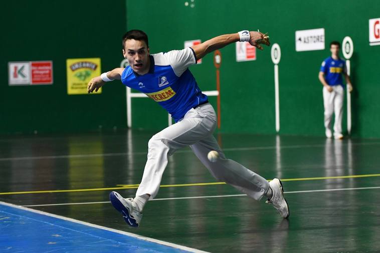 Javi Zabala intenta alcanzar la pelota en la contracancha del Beotibar de Tolosa.