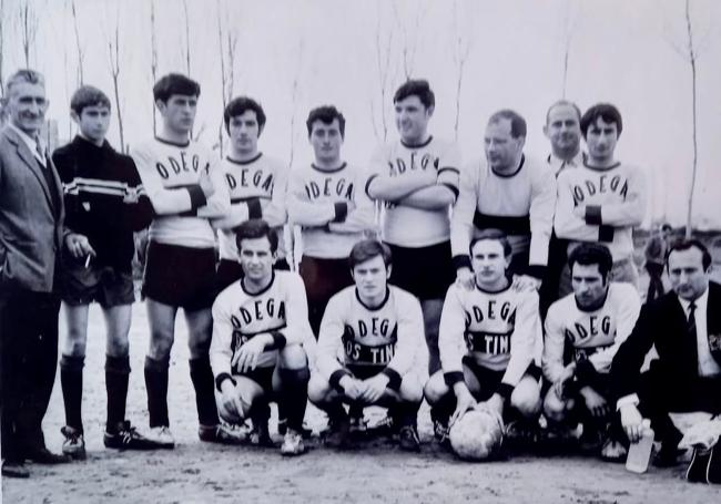 Ángel de Vicente, séptimo en la fila de arriba, durante su época como jugador en Los Tinos.