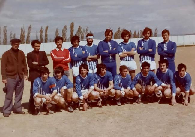 Ángel de Vicente, a la izquierda, posa junto a la plantilla del San Marcial ya como presidente del club.