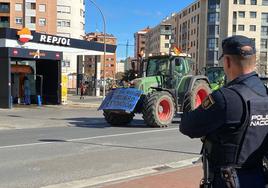 Un tractor, este lunes en el barrio de Cascajos.