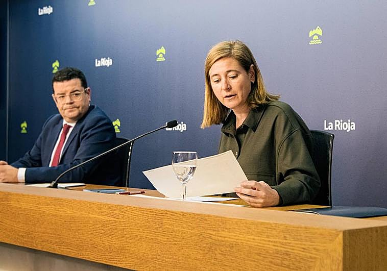 El portavoz, Alfonso Domínguez, con la consejera de Agricultura, Noemí Manzanos, tras la reunión del Consejo de Gobierno