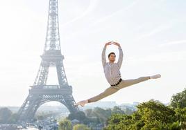 Pirueta del bailarín Manuel Garrido Luceño ante la Torre Eiffer de París.