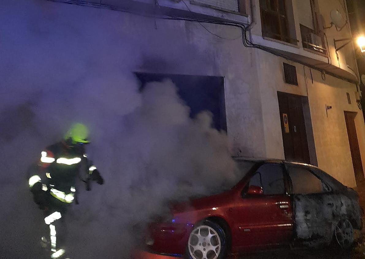 Imagen secundaria 1 - Arde un coche en el Casco Antiguo de Calahorra