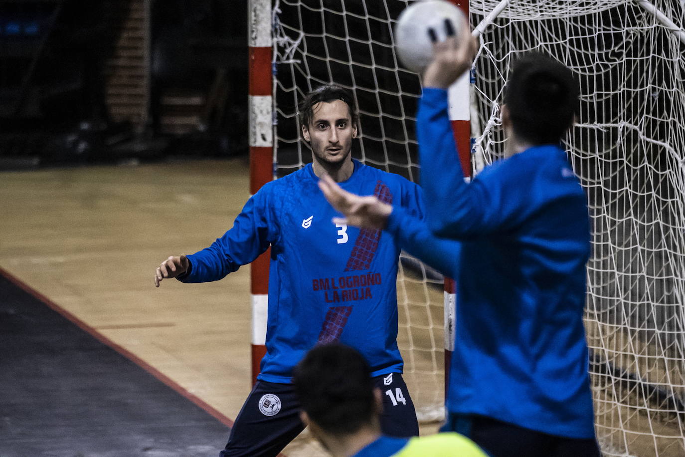 Ledo defiende su portería en un entrenamiento con el Logroño.