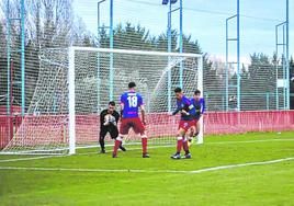 Raúl Guillamón ataja uno de los disparos del rival en un partido durante esta temporada.