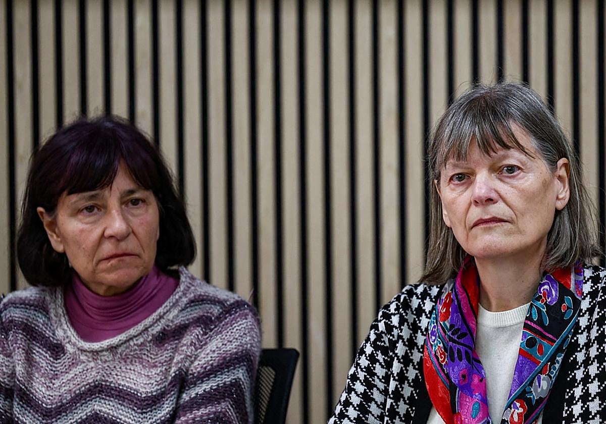 Gloria Braciani y Mirjam Kovak, dos de las víctimas de Marko Rupnik, durante la comparecencia pública ofrecida para dar a conocer su testimonio.