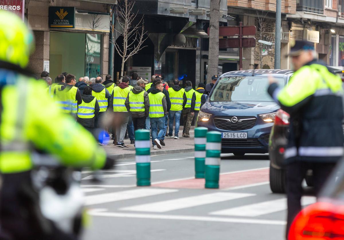 Los manifestantes descienden por Vara de Rey.