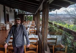 Dámaso Navajas, en la terraza de La Posada del Laurel, con vistas privilegiadas a las faldas de Peña Isasa y Peñalmonte.