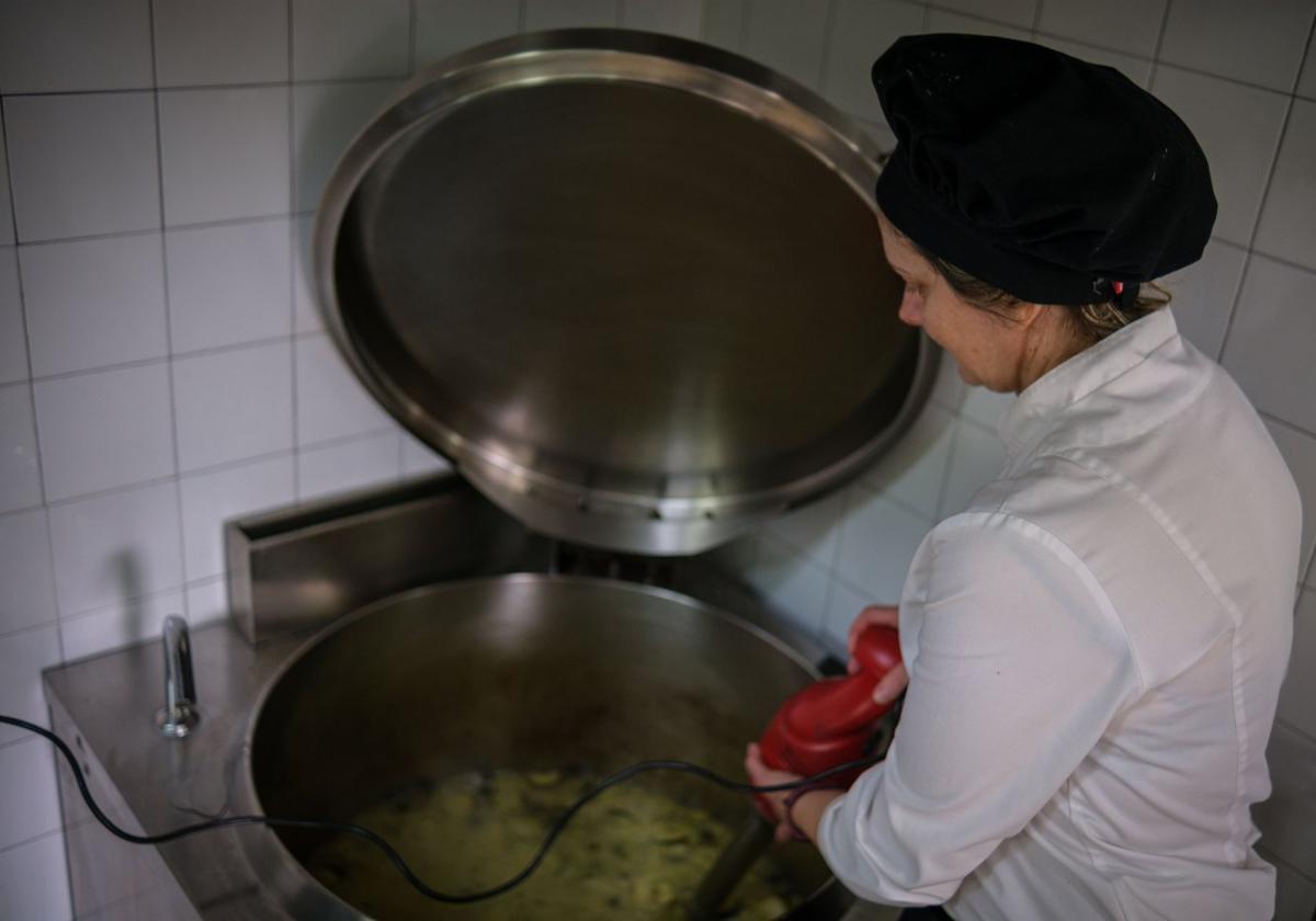 Una cocinera trabaja en las instalaciones del CEIP Obispo Blanco Nájera de Logroño.