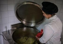 Una cocinera trabaja en las instalaciones del CEIP Obispo Blanco Nájera de Logroño.