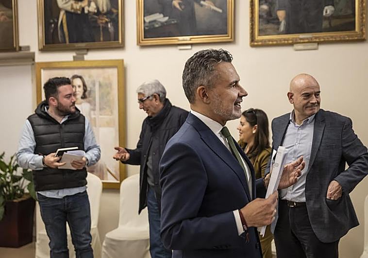 López Araquistáin, a la izquierda, en acto anterior en el salón de alcaldes junto al primer edil, Conrado Escobar