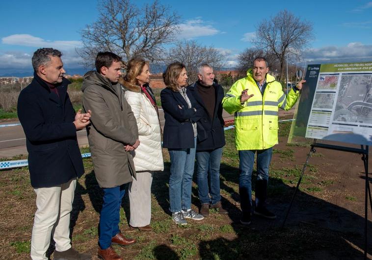 Alcalde y consejeros atienden las explicaciones técnicas