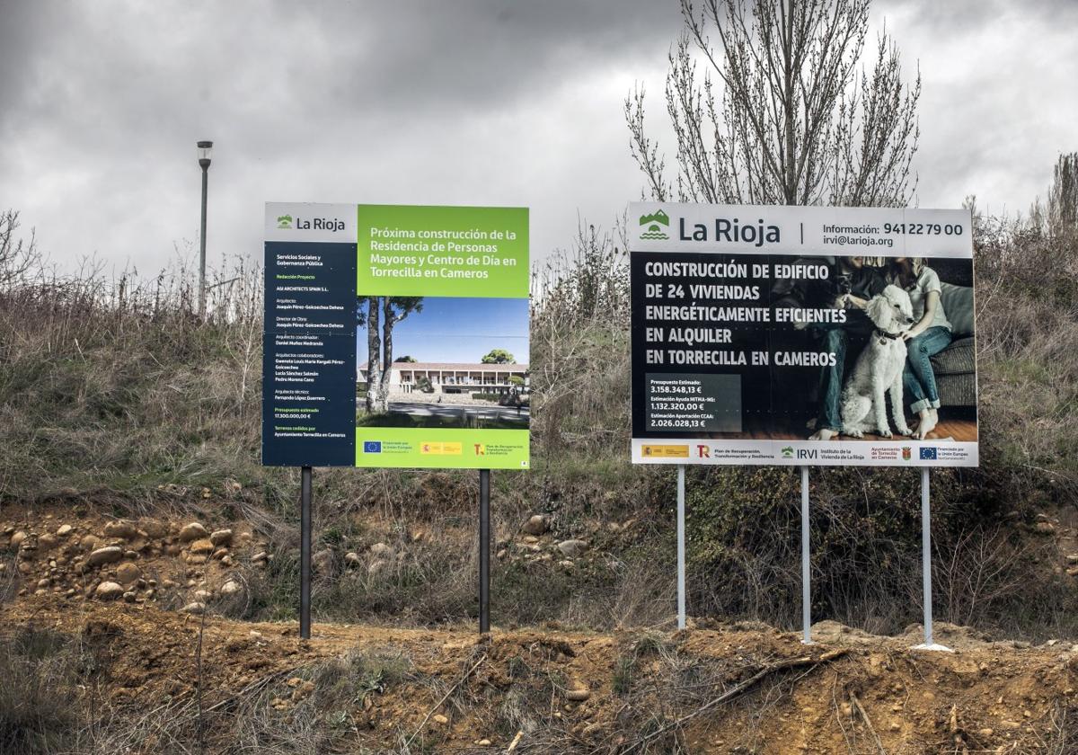 Carteles situados en la calle Pedro Sagasta anunciando la residencia y las viviendas de alquiler.