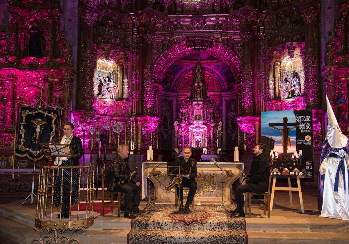 La parroquia de Santo Tomás se llenó para presenciar el acto de presentación de la semana Santa en Haro.