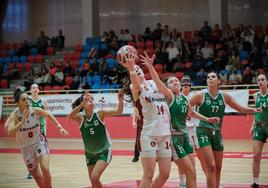 María Angulo intenta una canasta ante el Unigirona, la pasada jornada.