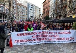 Una manifestación contra la 'amnistía' a residencias pide una agenda social que despeje el futuro de los mayores