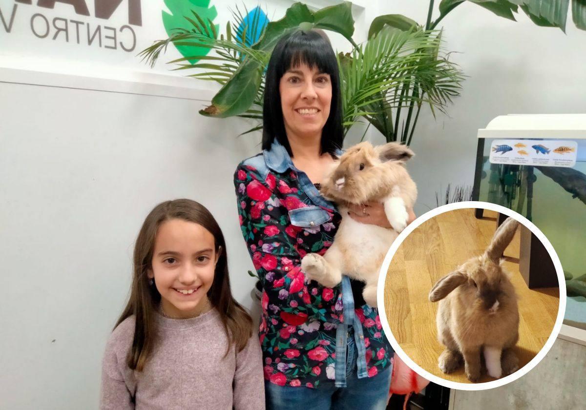 María González sostiene a su mascota, la coneja Lina, junto a su hija Mara Yanguas en el Centro Veterinario Nakuru de Logroño.