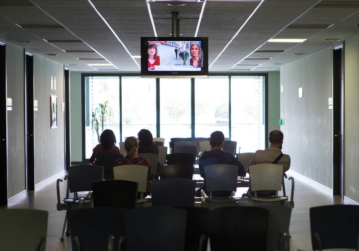 Un grupo de pacientes espera a ser atendido por el especialista.