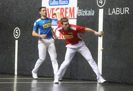 Artola prepara su mano derecha ante la mirada de Albisu.