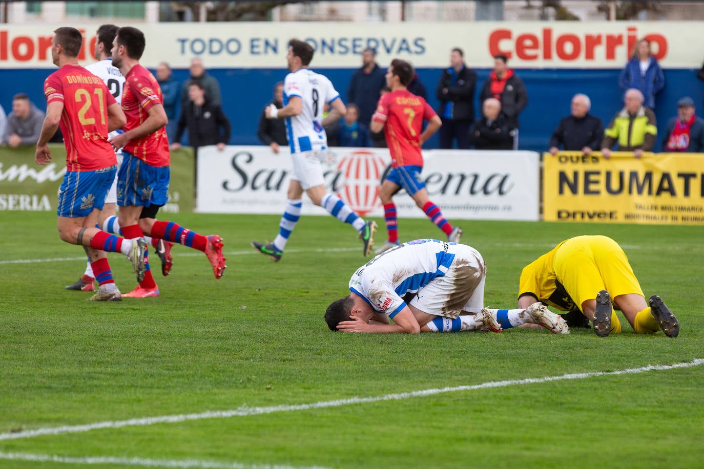 El derbi entre el Calahorra y el Náxara, en imágenes