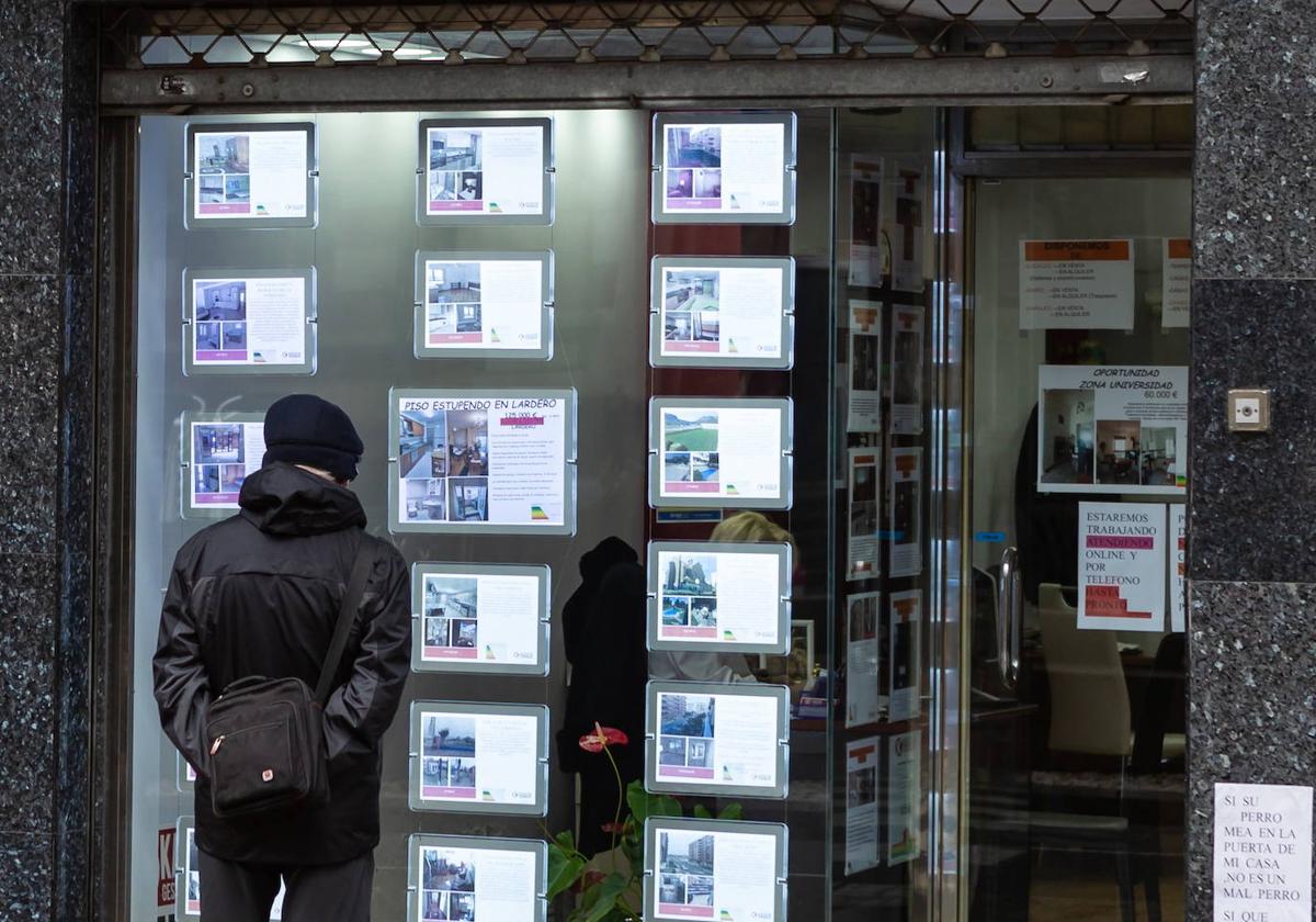 Un hombre consulta viviendas en una inmobiliaria.