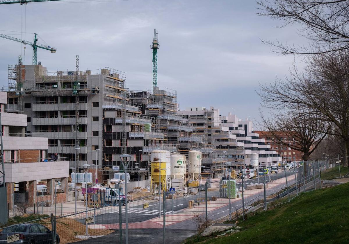 Construcción de bloques de viviendas en la zona de Portillejo, junto al parque de San Miguel.