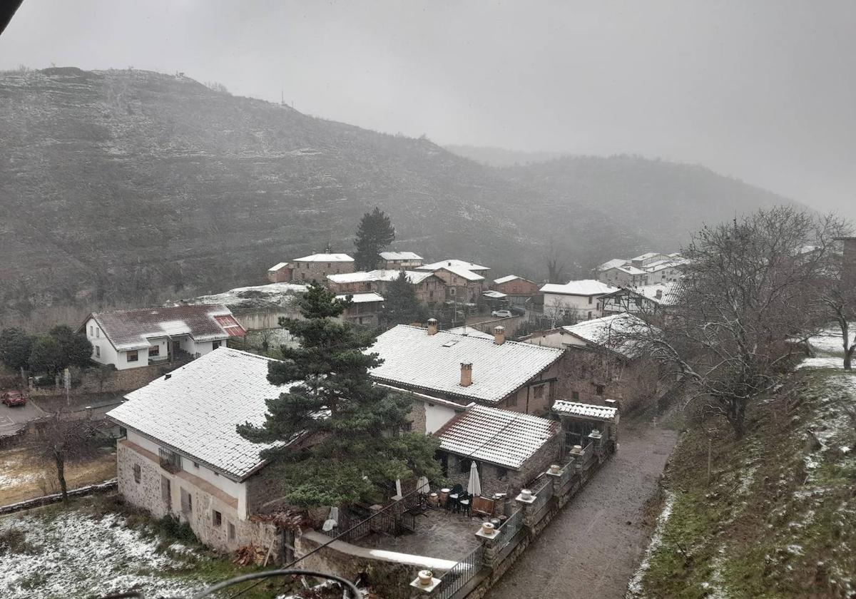 Laguna de Cameros amaneció este domingo con algo de nieve y temperaturas najo cero.