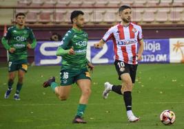 Ferni conduce el balón en el partido contra el Arenteiro