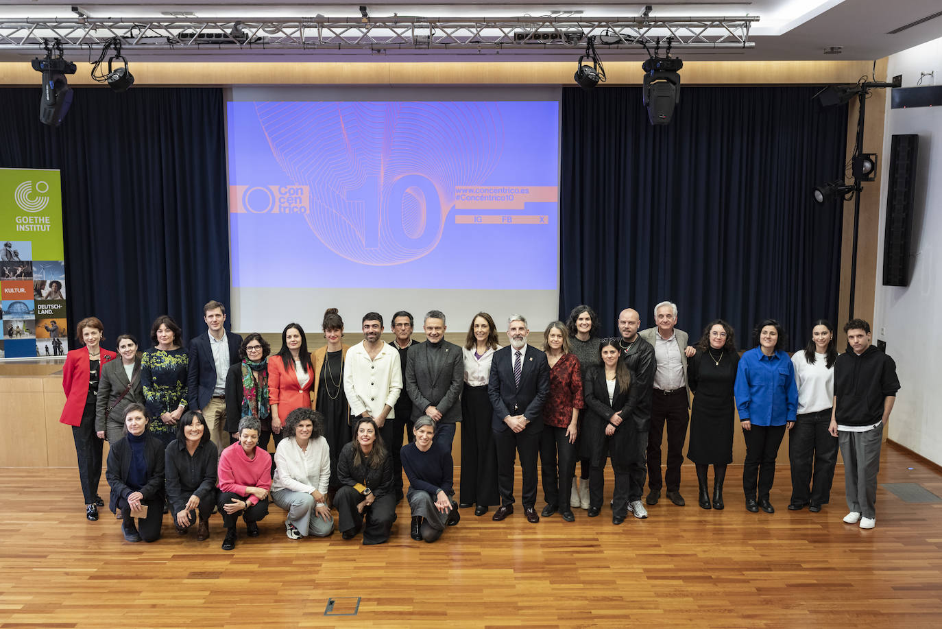 Foto de familia durante la presentación.