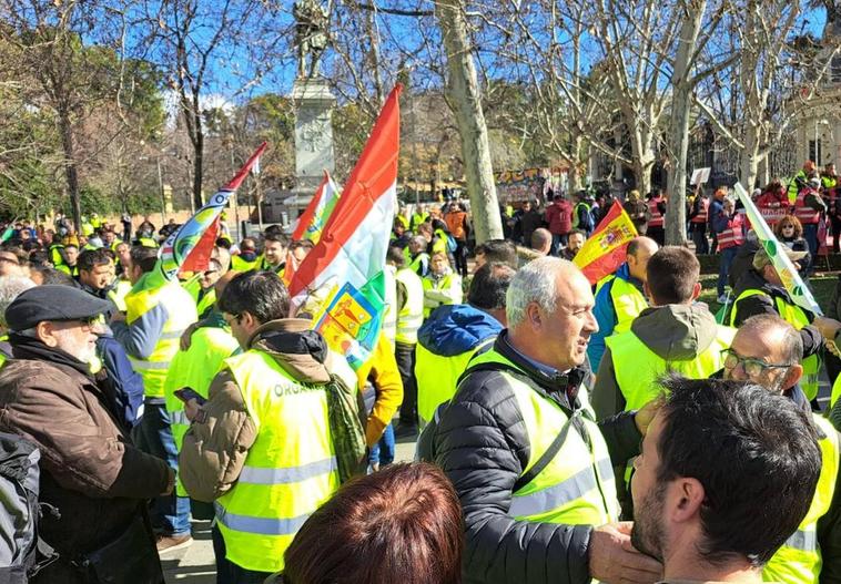 Agricultores y ganaderos riojanos, este lunes antes de dar comienzo la gran tractorada de Madrid.