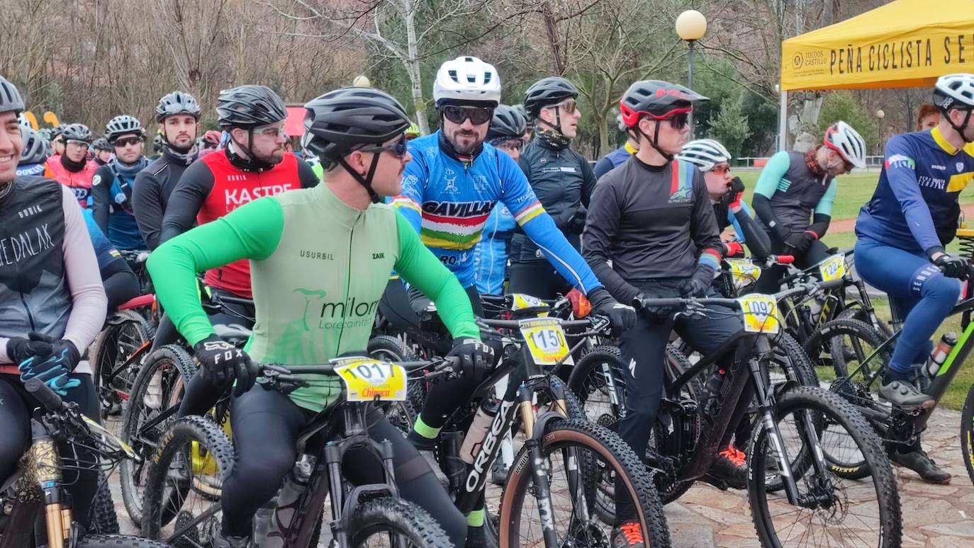 Un grupo de ciclistas espera para tomar la salida.