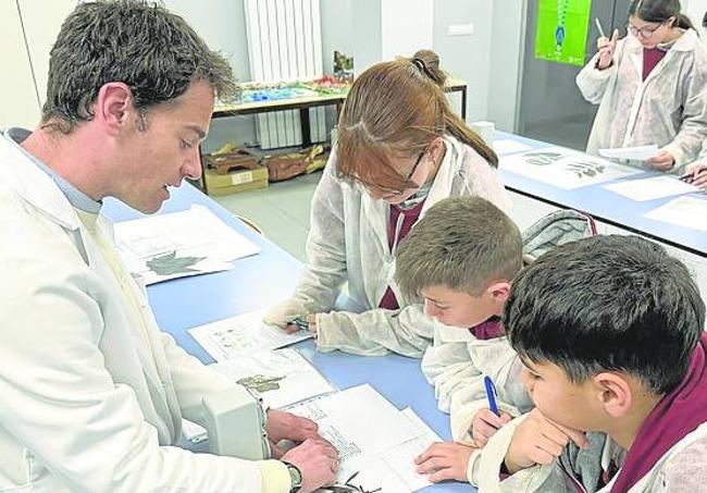Alumnos de Bachillerato en el laboratorio.
